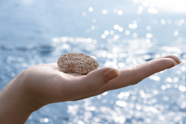 Uma mão segurando uma pedra