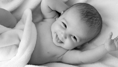 Sonhar com bebê sorrindo
