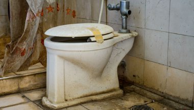 Sonhar com banheiro entupido