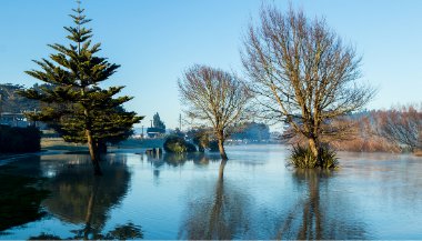 Sonhar com rio cheio