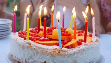 Significado de sonhar com bolo de aniversário