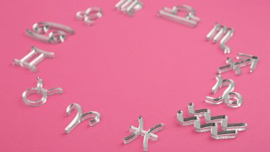 Há uma Roda do Zodíaco com os símbolos dos signos em volta.