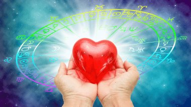 No foco da imagem, há uma Roda do Zodíaco com os símbolos dos signos e há um coração no centro da roda.