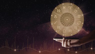 Ilustração em tons dourados de um círculo astrológico com símbolos do zodíaco ao redor, sobre um fundo de céu estrelado à noite. Embaixo do círculo, há uma mão segurando um celular.