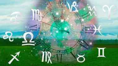 Há uma roda do Zodíaco em formato de relógio com os símbolos dos signos ao redor.