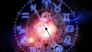 Há uma roda do Zodíaco em formato de relógio com os símbolos dos signos ao redor.