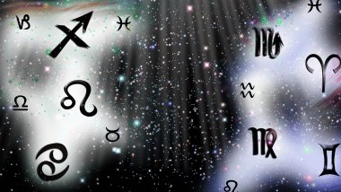 Os símbolos dos signos do Zodíaco estão dispersos na imagem sobre um fundo preto brilhante.