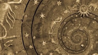 Imagem abstrata e conceitual de uma mandala astrológica na cor bege e dourada com os elementos dos 12 signos.