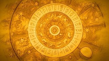 Imagem de uma mandala astrológica na cor amarelo e dourado.