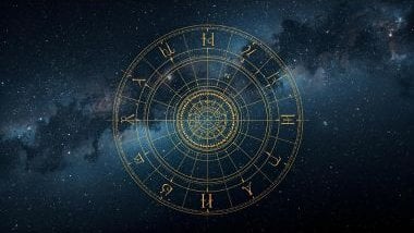 Imagem de uma mandala astrológica na cor azul e ao fundo a foto do universo