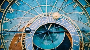 Imagem de uma mandala astrológica nas cores: azul escuro, azul claro, dourado e branco.