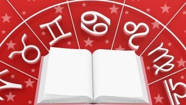 Imagem de fundo vermelho e em destaque uma mandala astrológica com os glifos dos 12 signos na cor branca e um livro ao centro aberto.