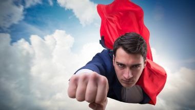 Imagem de um  homem de terno usando uma capa vermelha, como se ele fosse o super-homem. Ele está voando no céu, simbolizando o seu lado destemido.