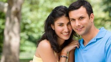Imagem de um casal apaixonado. Eles estão felizes e sorrindo.