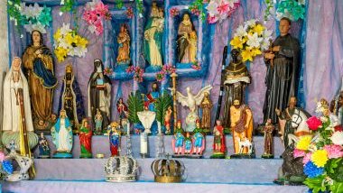 Imagem de um altar com vários santos católicos que representam outros santos na Umbanda.