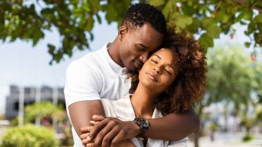 Imagem de um casal se abraçando.