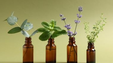 Imagem de quatro vidros pequenos, cada um com um tipo de floral.