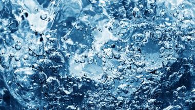 Imagem de água limpa com bolhas.