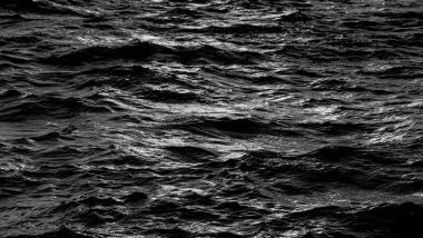 Imagem de fundo escuro da superfície da água do mar.