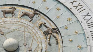 Imagem de uma mandala astrológica nas cores branco, marrom e dourado.