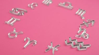 Imagem de fundo rosa e em destaque os glifos dos 12 signos em alto relevo na cor prata.