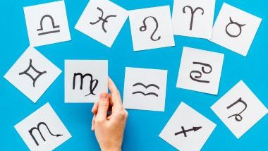 Imagem de fundo azul claro e em destaque os glifos dos 12 signos feitos em quadrados brancos e uma mão segura um dos glifos do signo de virgem.