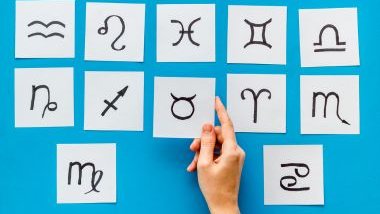 Imagem de fundo azul e em destaque os glifos dos 12 signos desenhados em um quadrado de papel na cor branca.