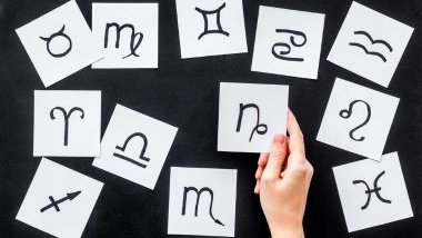 Imagem de fundo preto e em destaque os glifos dos 12 signos desenhados em um quadrado de papel na cor branca.