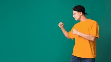 Imagem de fundo verde e em destaque um jovem garoto, simbolizando que está lutando sozinho.