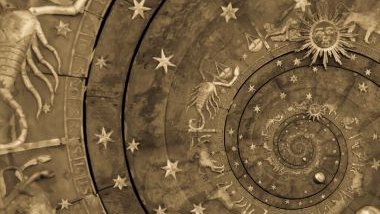 Imagem abstrata e conceitual de uma mandala astrológica na cor bege e dourada com os elementos dos 12 signos.