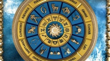 Imagem de uma mandala astrológica com os glifos e os nomes dos 12 signos nas cores azul, amarelo e dourado.