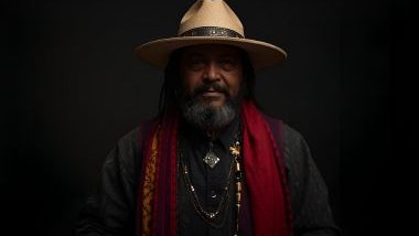 Imagem do malandro Zé Pretinho da umbanda. Ele usa roupas simples, escuras ou em tons de preto, vermelho e dourado, simbolizando força espiritual e ligação com a malandragem. Frequentemente usa chapéu, colete ou lenço, reforçando sua identidade de malandr