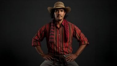 Imagem do malandro da Umbanda chamado de Camisa Listrada. Ele costuma vestir camisas listradas, geralmente em cores como vermelho, preto e dourado, combinadas com calças escuras ou coletes, simbolizando força e sua identidade de malandro protetor. Chapéus