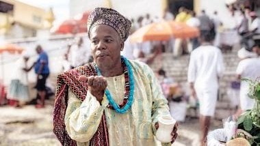 Imagem de um homem negro, usando roupas de ritual da Umbanda, simbolizando o Pai Benedito.