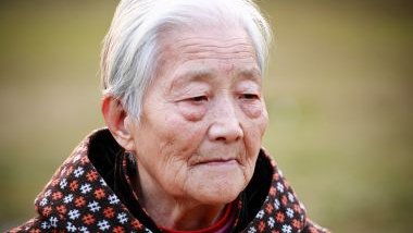 Imagem de uma vovó usando um casado de lã, simbolizando a figura da vovó Catarina da Umbanda.