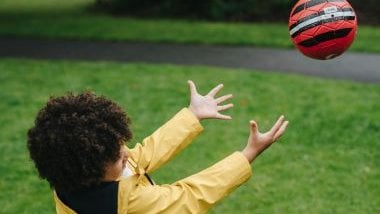 Imagem de uma criança parda, brincando com uma bola, simbolizando a erê Mariazinha.