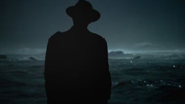 Imagem da silhueta de um  homem usando uma roupa e um chapéu preto, simbolizando o Exu do Lodo.