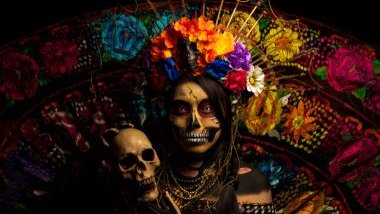 Imagem do rosto de uma mulher pintado com traços de uma caveira, simbolizando a pombagira Rosa Caveira.