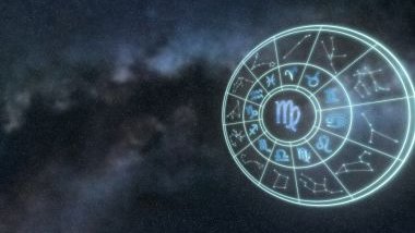 Imagem do universo estrelado e em destaque, uma mandala astrológica nas cores cinza claro e cinza escuro.