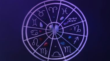 Imagem de fundo azul e em destaque uma mandala com os 12 signos do zodíaco e suas respectivas pedras