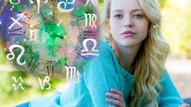 Imagem de fundo de um relógio e dos 12 elementos do signo do zodíaco. Em destaque, uma mulher loura, usando uma blusa de frio na cor azul claro.