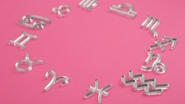 Há uma Roda do Zodíaco com os símbolos dos signos em volta.