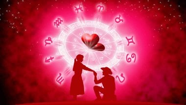 No foco da imagem, há uma Roda do Zodíaco com os símbolos dos signos e há um coração no centro da roda. Embaixo, há a silhueta de um casal.