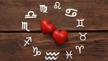 Há uma Roda do Zodíaco com os símbolos dos signos em volta. No meio, há dois corações.