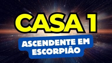 Há um escrito grande "CASA 1" no centro da imagem. Embaixo e um pouco menor, há um escrito "ASCENDENTE EM ESCORPIÃO". Ao fundo, há o universo e uma luz brilhante.