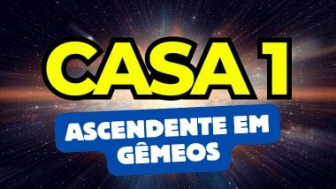 Há um escrito grande "CASA 1" no centro da imagem. Embaixo e um pouco menor, há um escrito "ASCENDENTE EM GÊMEOS". Ao fundo, há o universo e uma luz brilhante.