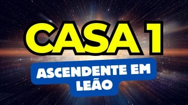 Há um escrito grande "CASA 1" no centro da imagem. Embaixo e um pouco menor, há um escrito "ASCENDENTE EM LEÃO". Ao fundo, há o universo e uma luz brilhante.