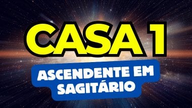 Há um escrito grande "CASA 1" no centro da imagem. Embaixo e um pouco menor, há um escrito "ASCENDENTE EM SAGITÁRIO". Ao fundo, há o universo e uma luz brilhante.