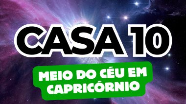 Há um escrito grande "CASA 10" no centro da imagem. Embaixo e um pouco menor, há um escrito "MEIO DO CÉU EM CAPRICÓRNIO". Ao fundo, há o universo.