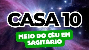 Há um escrito grande "CASA 10" no centro da imagem. Embaixo e um pouco menor, há um escrito "MEIO DO CÉU EM SAGITÁRIO". Ao fundo, há o universo.